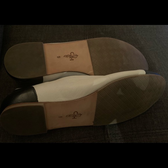 Women’s Cole Haan Cream/Black Flats size 9 - Picture 2 of 2